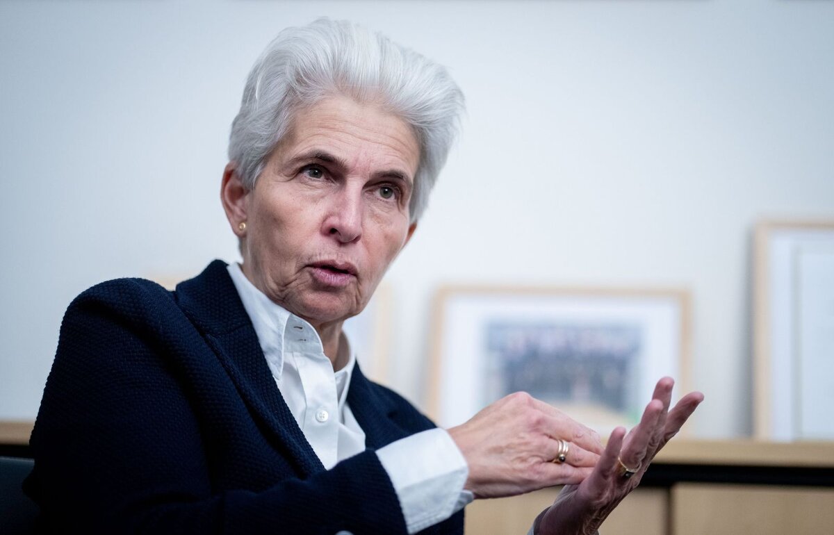 М-А Ш-Ц. "Ей бы шашку, да коня, да на линию огня... Каску бы, да с рожками и в атаку ножками. Медальончик прицепить, опознать не позабыть..."