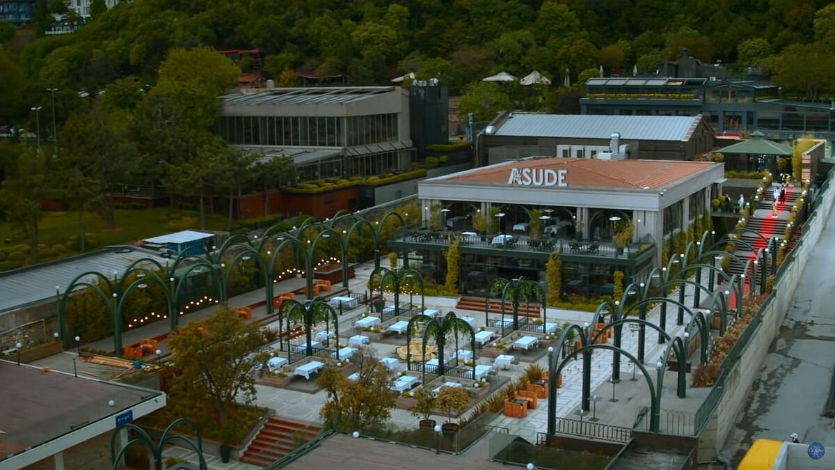 Ресторан «Асуде». Кадр из сериала «Стеклянные потолки», Турция, 2021 год