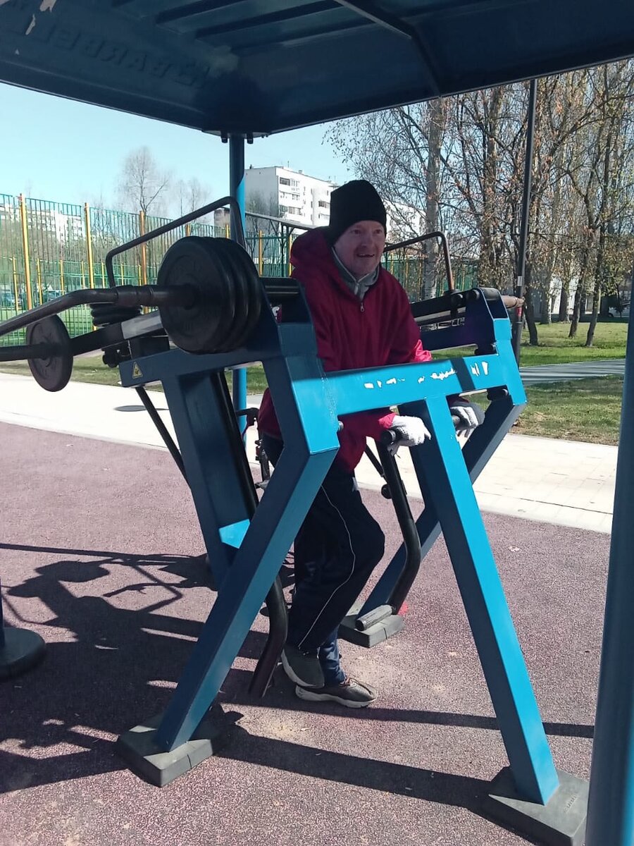 Первое занятие на тренажёрах на Гольяновском пруду.