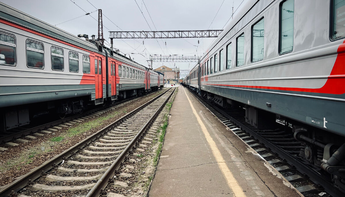 Наш поезд (справа) на некой оставшейся безымянной для меня стоянке