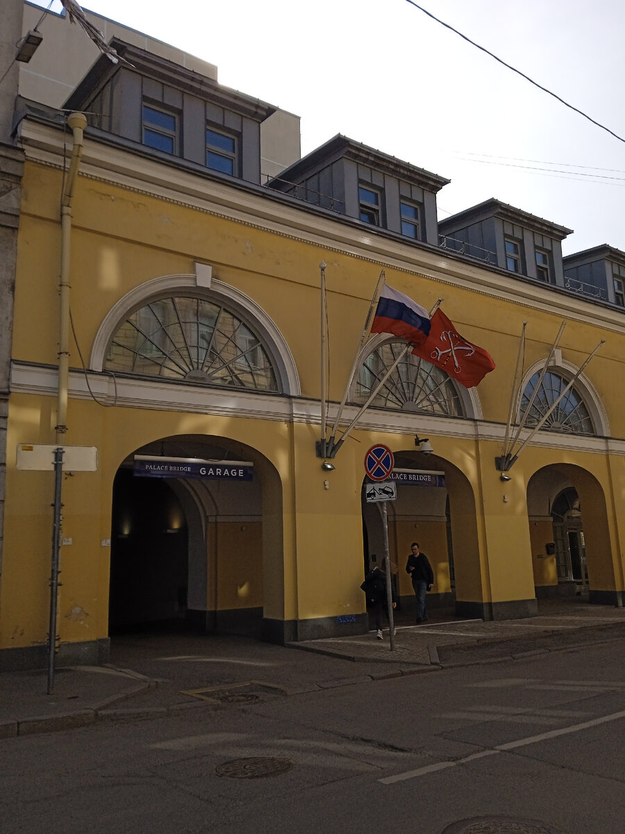 Вход в гостиницу с Биржевого переулка