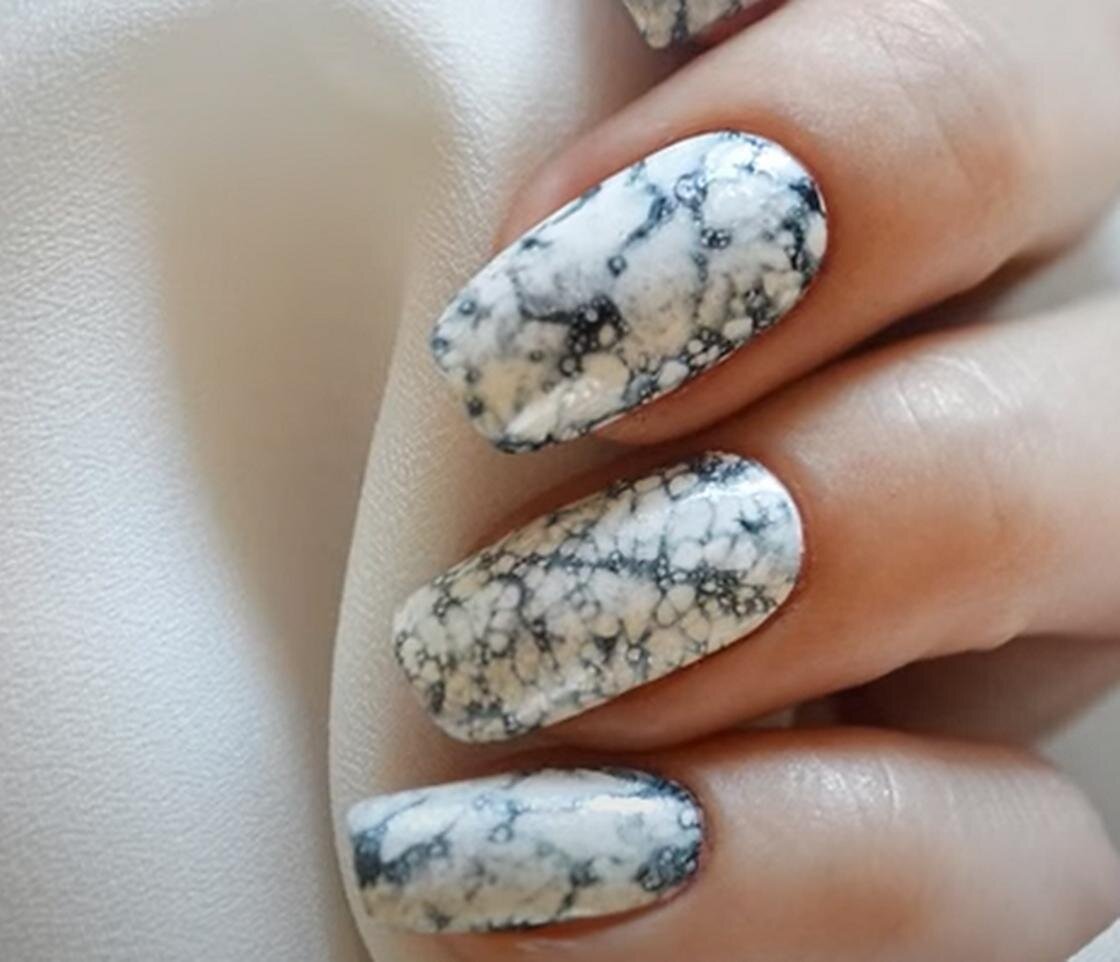    Черно-белый мраморный маникюр на квадратных ногтях:YouTube/Маникюр на дому от Танюши