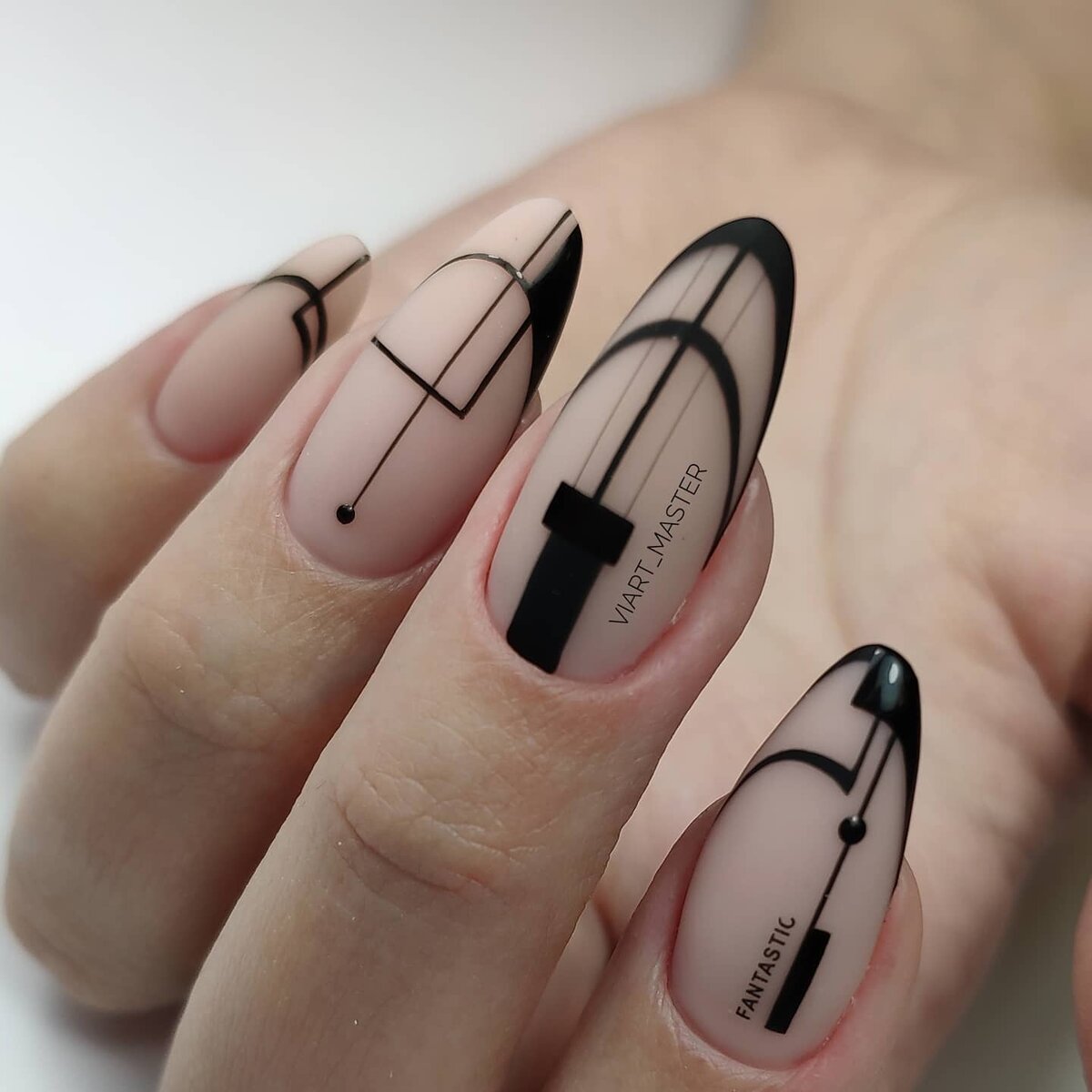 Дизайн ногтей: тонкие линии
