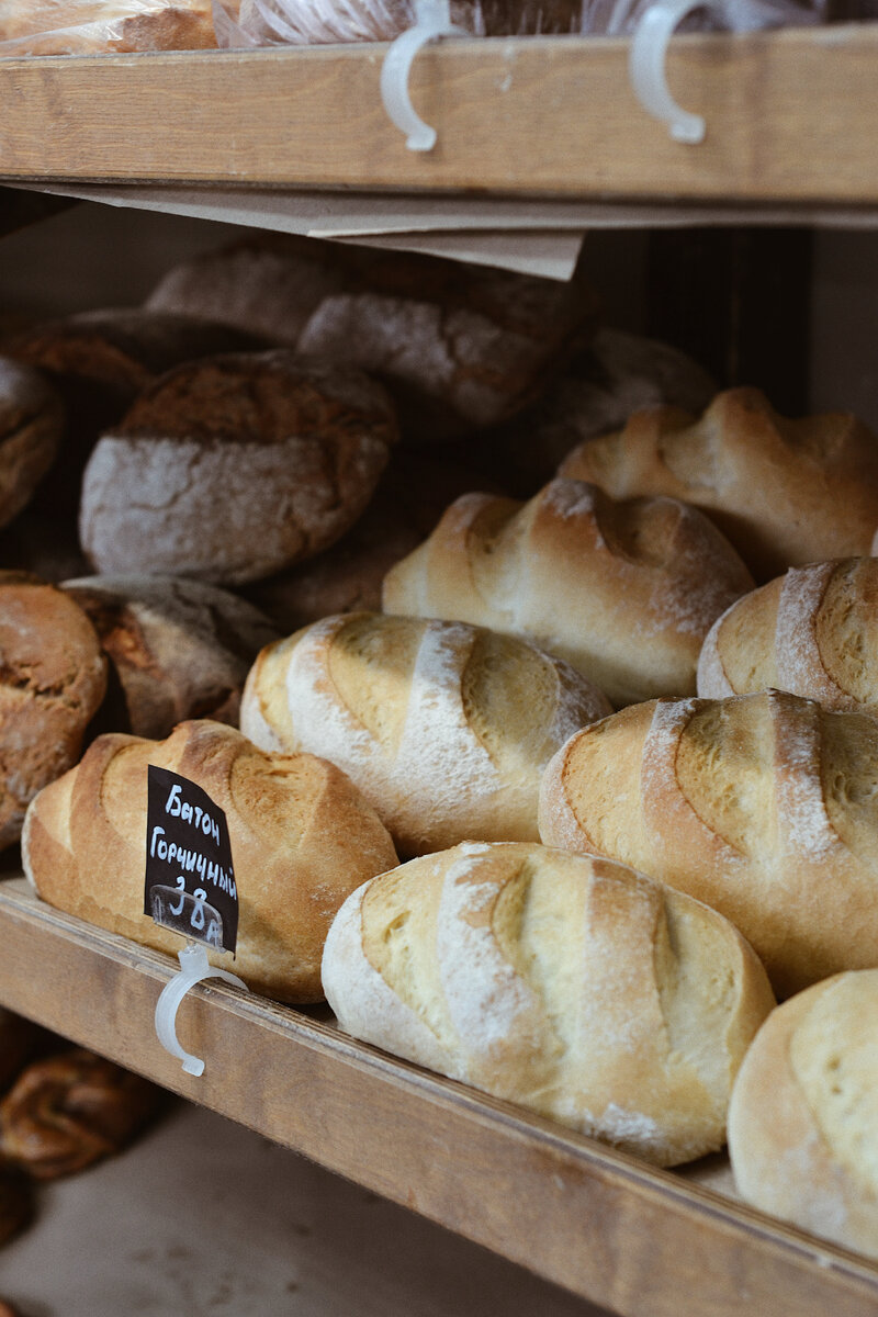 Помимо батона, в волгоградском регионе любят тёмные ароматные кирпичики Бородинского хлеба, а также Пшеничный домашний. Эти предпочтения обязательно учитывают пекари, работающие здесь. Фото: "Брецель". 