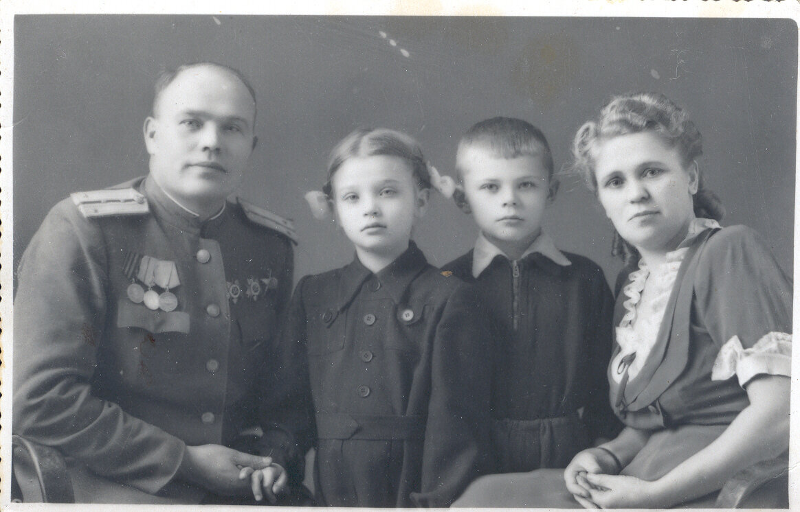 С родителями и старшим братом Валерой. Австрия, 1947 год