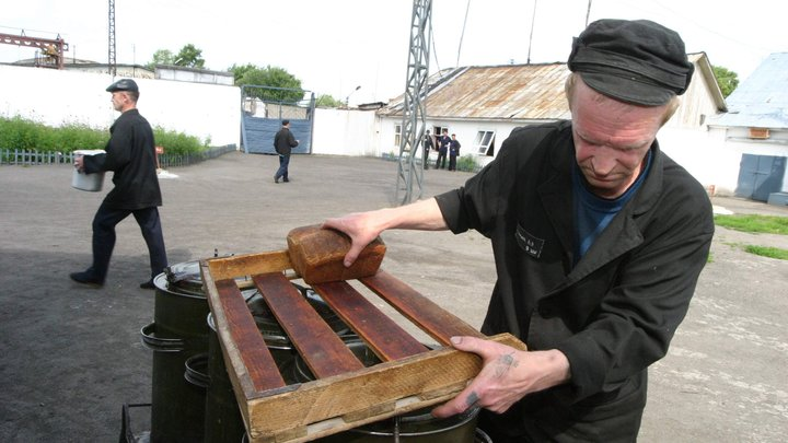VLADIMIR SMIRNOV/RUSSIAN LOOK 