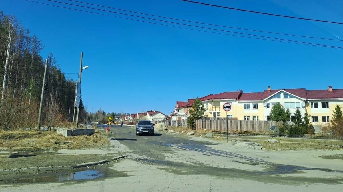     На Древлянке водители грузовиков игнорируют правила дорожного движения, что может привести к серьезным последствиям для жильцов ближайших домов. КарелИнформ попытался прояснить ситуацию.