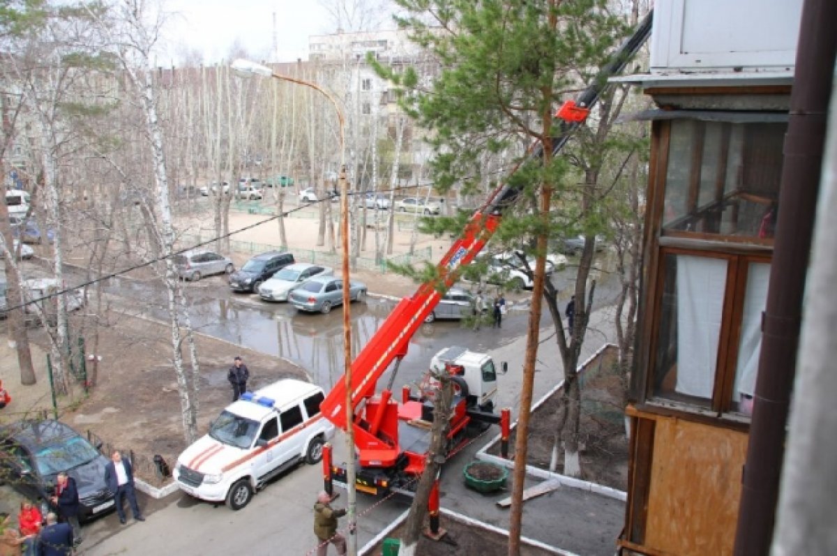    В Тюмени в доме по ул. Воровского демонтируют кровлю после пожара