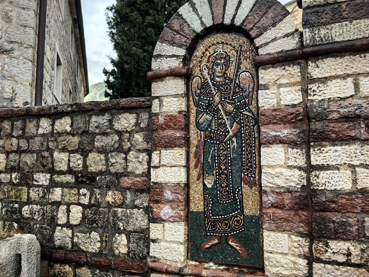 Мозаика перед входом в православный монастырь Подмаине