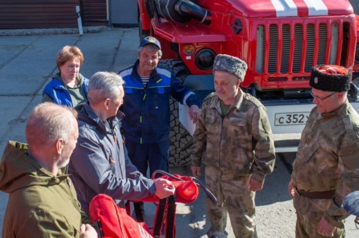    Казаки-добровольцы из села под Тюменью получили ранцевые огнетушители