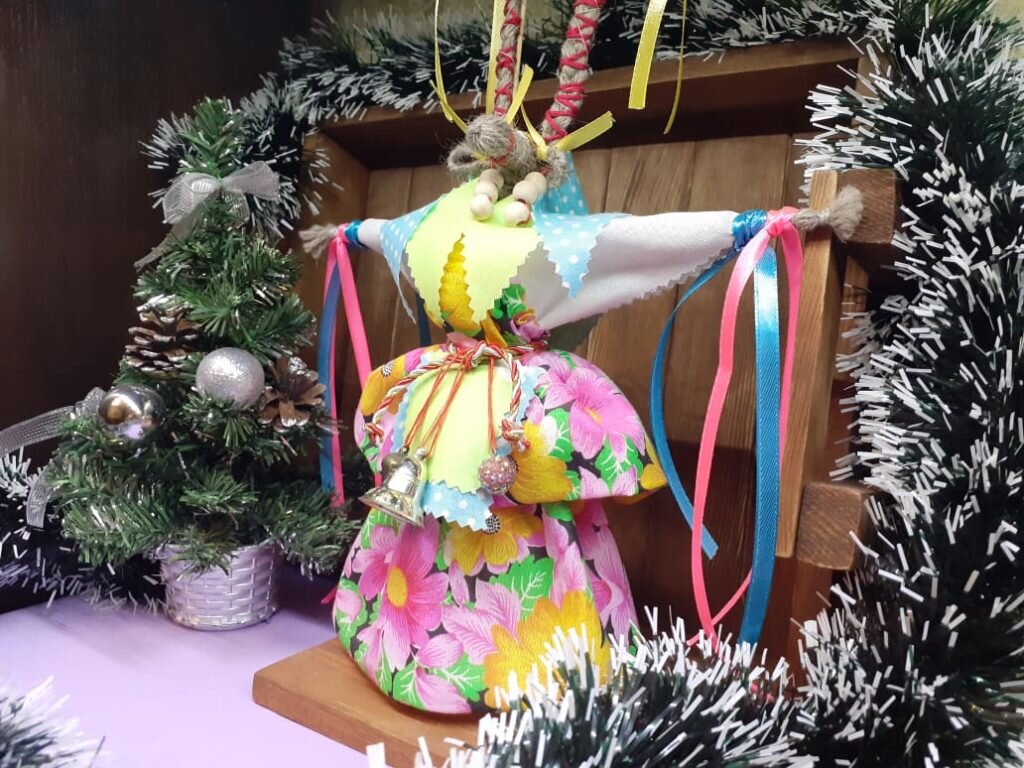 Кукла Коза это семейный оберег, который делают на Рождество. Эта кукла приносит в дом счастье, а также оберегает всех, кто в нем живет от сглаза и неудач. Кукла Коза  – символ радости и достатка.