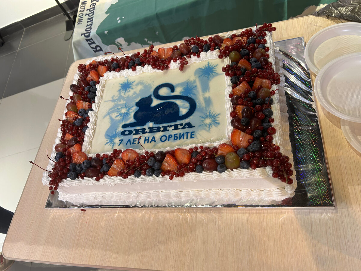 Праздничный торт на день рождения Клуба 😻