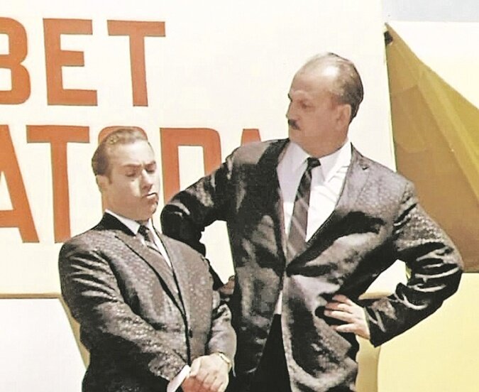 Известный дуэт артистов .