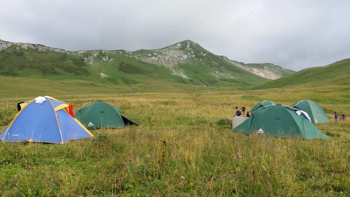 Высота Фишта составляет 2857 метров, он стоит на границе Большого Сочи и Адыгеи.  Сюда стекаются маршруты туристов, скалолазов, альпинистов и спелеологов. Именно он, древний коралловый остров океана Тетис, хранит в себе тысячу тайн, которые предстоит еще разгадать.
