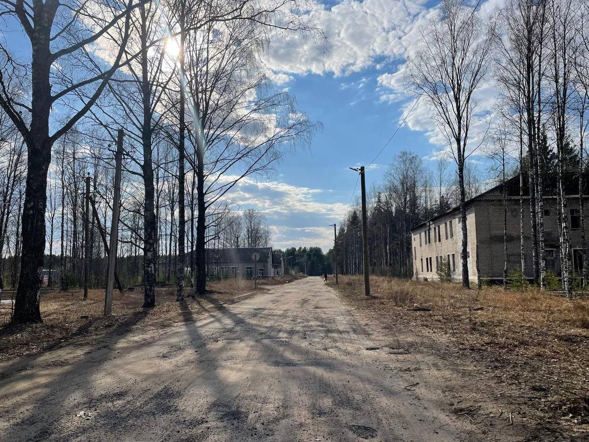 Дорога в гериатрический центр, где живёт Светлана Григорьевна. Сам центр расположен на месте бывшего военного городка. Фото: Дарья Дмитриева / MR7