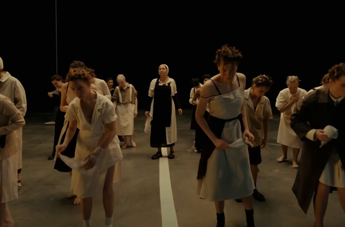    Отсылка в к/ф «Догвилль» Ларса Фон Триера Кадр из видео «MANIZHA — STANDING BETWEEN TWO WALLS»