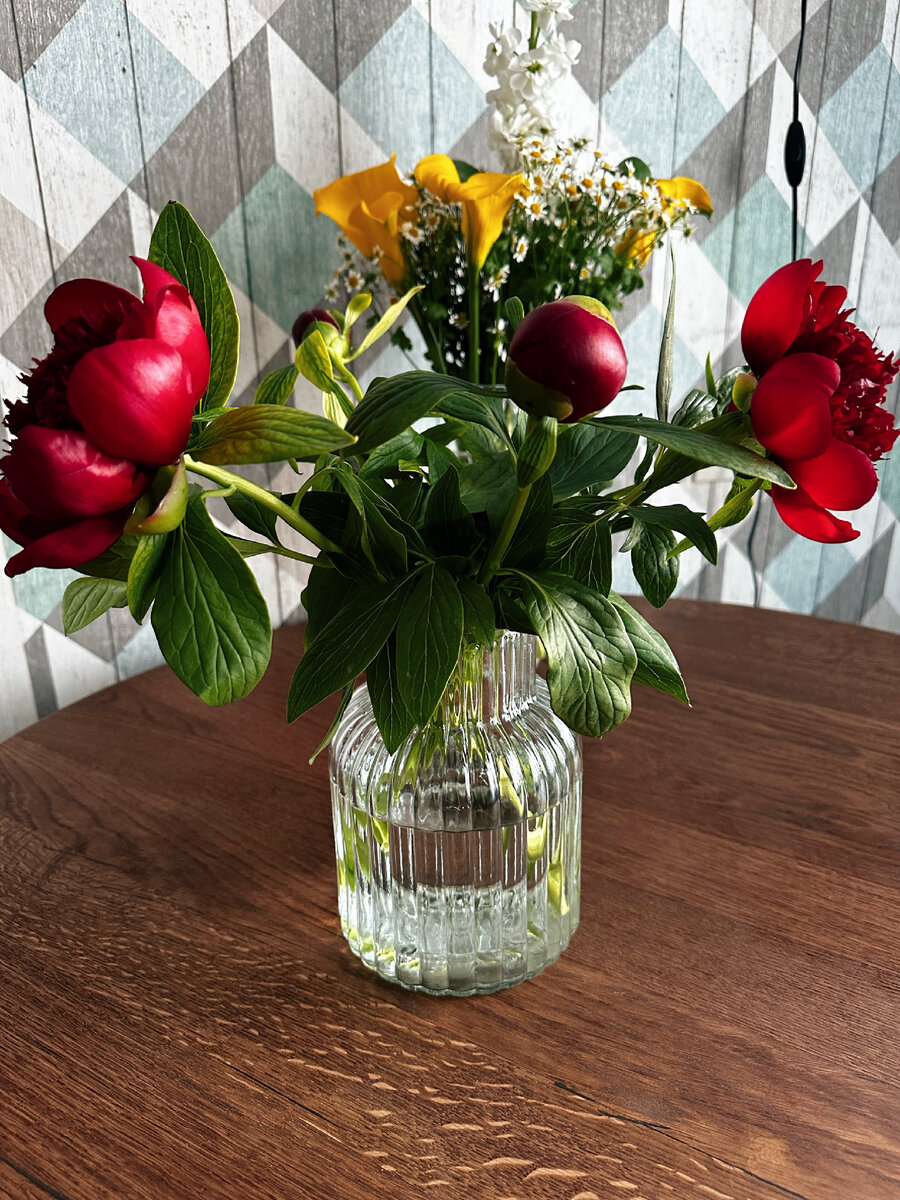 Не представляю свой дом без ваз. Я стараюсь подбирать вазы так, чтобы они красиво смотрелись даже без цветов ❤️