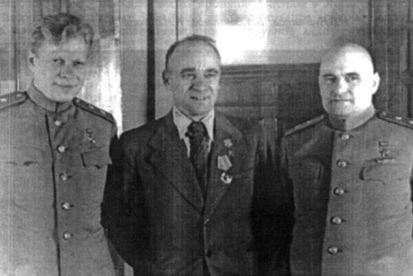 Слева направо: Устинов, Малышев, Ванников