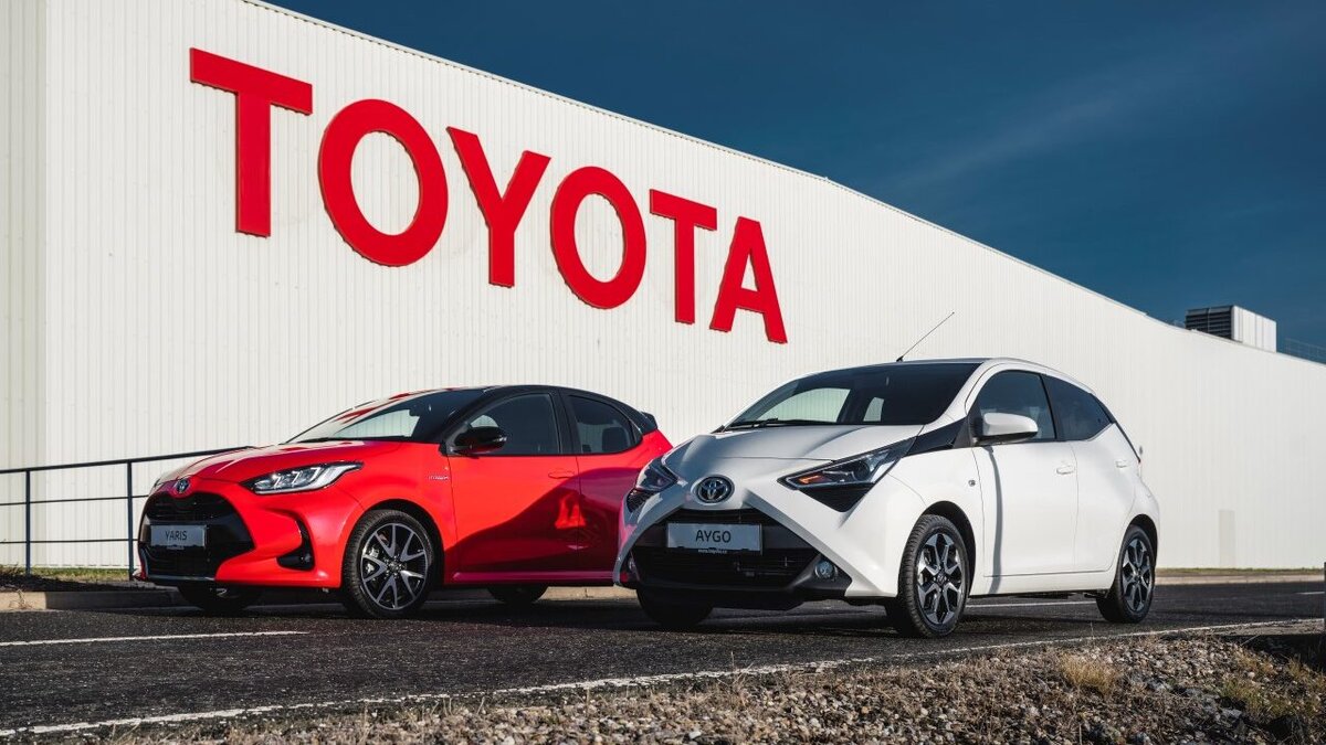    Toyota Aygo и Yaris на фоне завода Toyota в Колине, Чехия. Фото Toyota