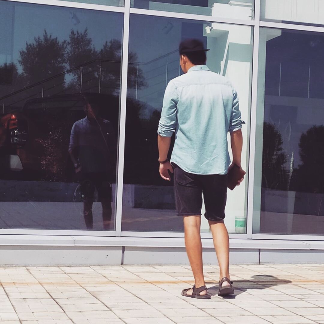 Бывало ли у вас такое, что вы видите своё отражение в блестящем офисном здании и задаётесь вопросом, заметили ли вас другие люди? Или это только ваши мысли...