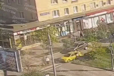    ДТП с участием автомобиля и двух человек ©Скриншот