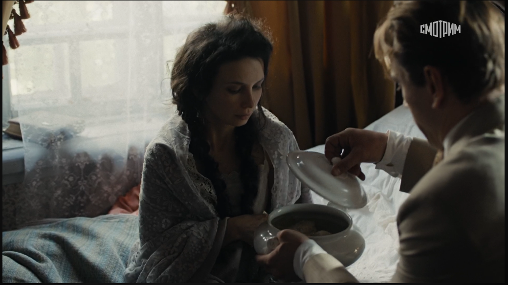 Шаляпин (Александр Горбунов) лечит Иолу (Мария Смольникова)