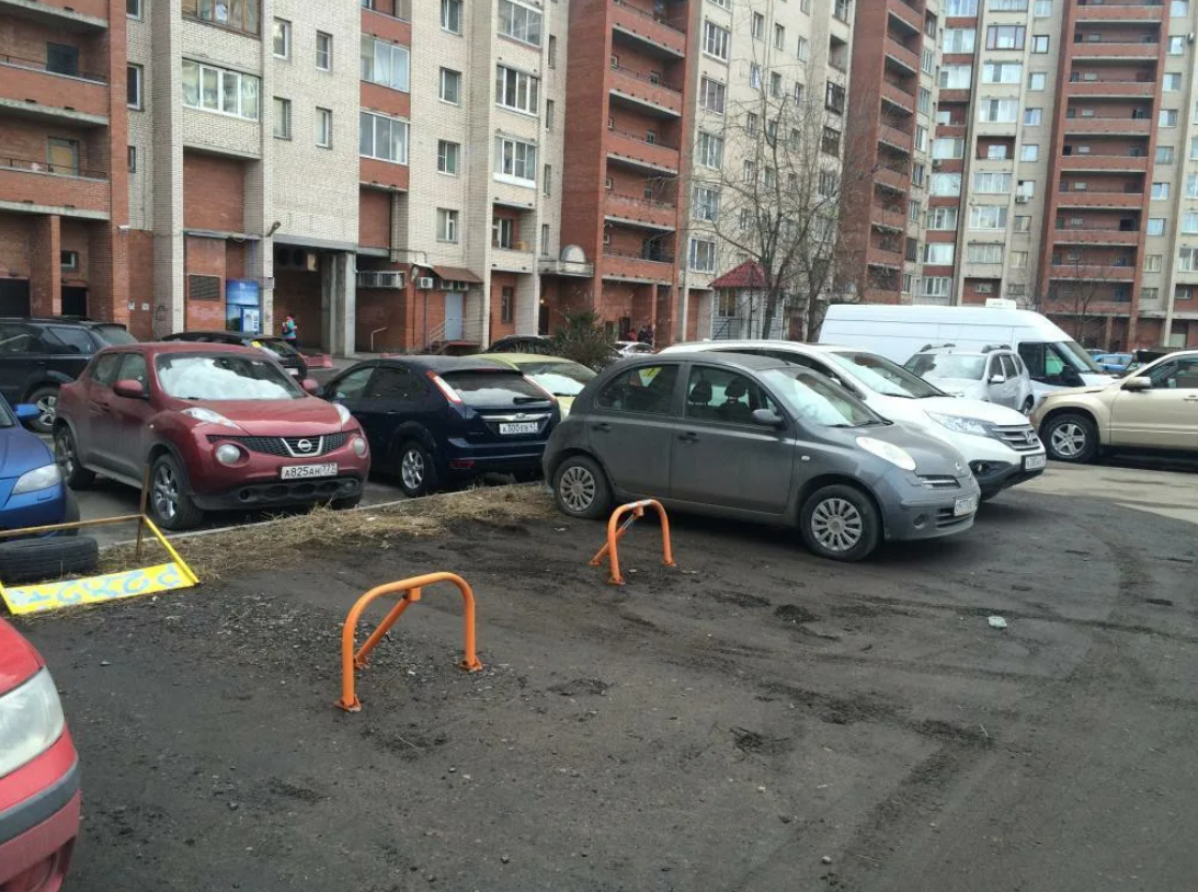 Нет парковочных мест. Парковка во дворе. Парковочное место во дворе. Авто во дворе на парковке. Припаркованные машины во дворе.