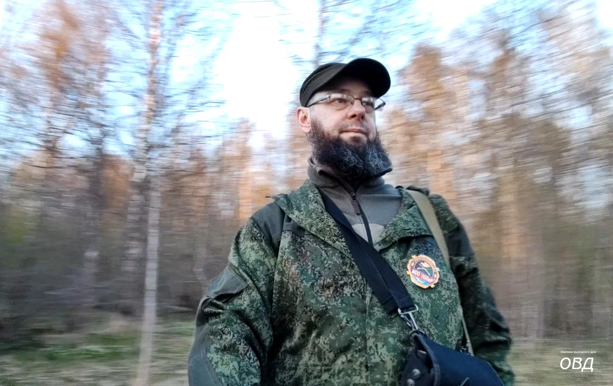 Засветился с членским значком на груди.