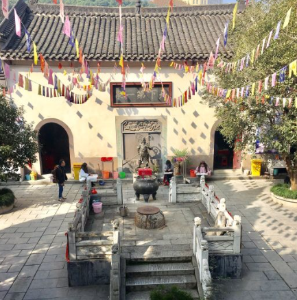 С этой алебардой яньюэдао связана интересная история. В 208 году на территории современной провинции Хубэй, но ещё в конце династии Восточная Хань, Гуань Юй разместил свои войска у подножия горы Фуху. Так как воды не хватало, по легенде он воткнул свою алебарду в землю, и из открывшегося родника хлынула вода. Позднее, в годы империи Сун, в память об этом событии здесь построили храм Чжуодаоцюань - «Храм источника воткнутого меча-дао» (卓刀泉寺 Zhuōdāo quán sì).