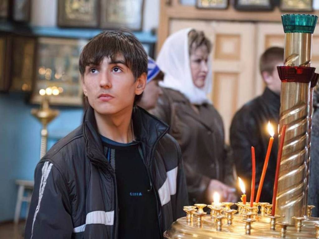 Правые православные. Молодые люди в церкви. Подростки в церкви. Мальчик молится в храме. Православная Церковь.