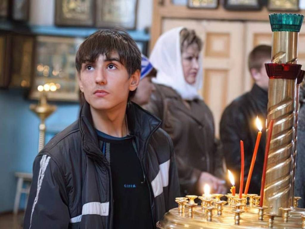 Христианский мужчина. Молодые люди в церкви. Юноша в церкви. Подростки в церкви. Мальчик молится в храме.