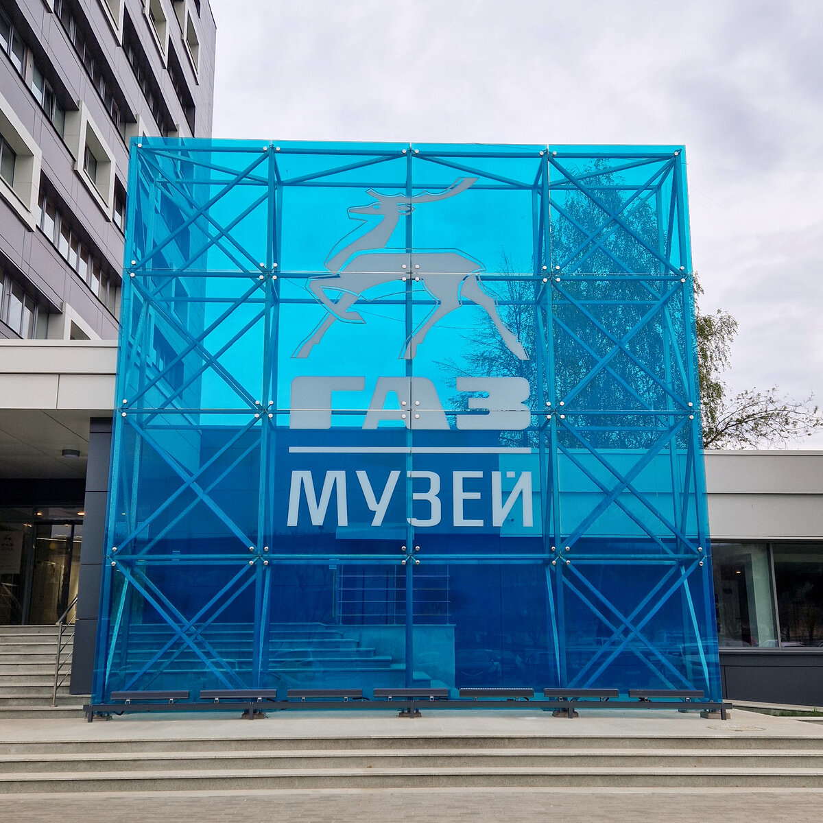 Стоимость входного билета для взрослого человека составляет 500 рублей. 
