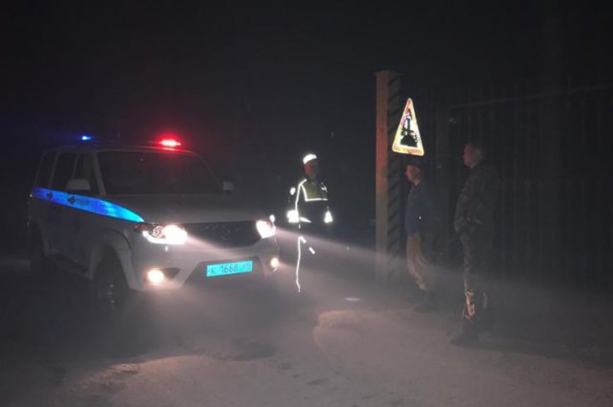    Свердловская полиция перекрыла дорогу в поселке Первомайский