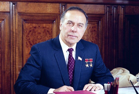    Дважды Герой Социалистического Труда, член Политбюро ЦК КПСС, первый заместитель председателя Совета министров СССР Гейдар Алирза оглы Алиев в своем рабочем кабинете, 1983 год