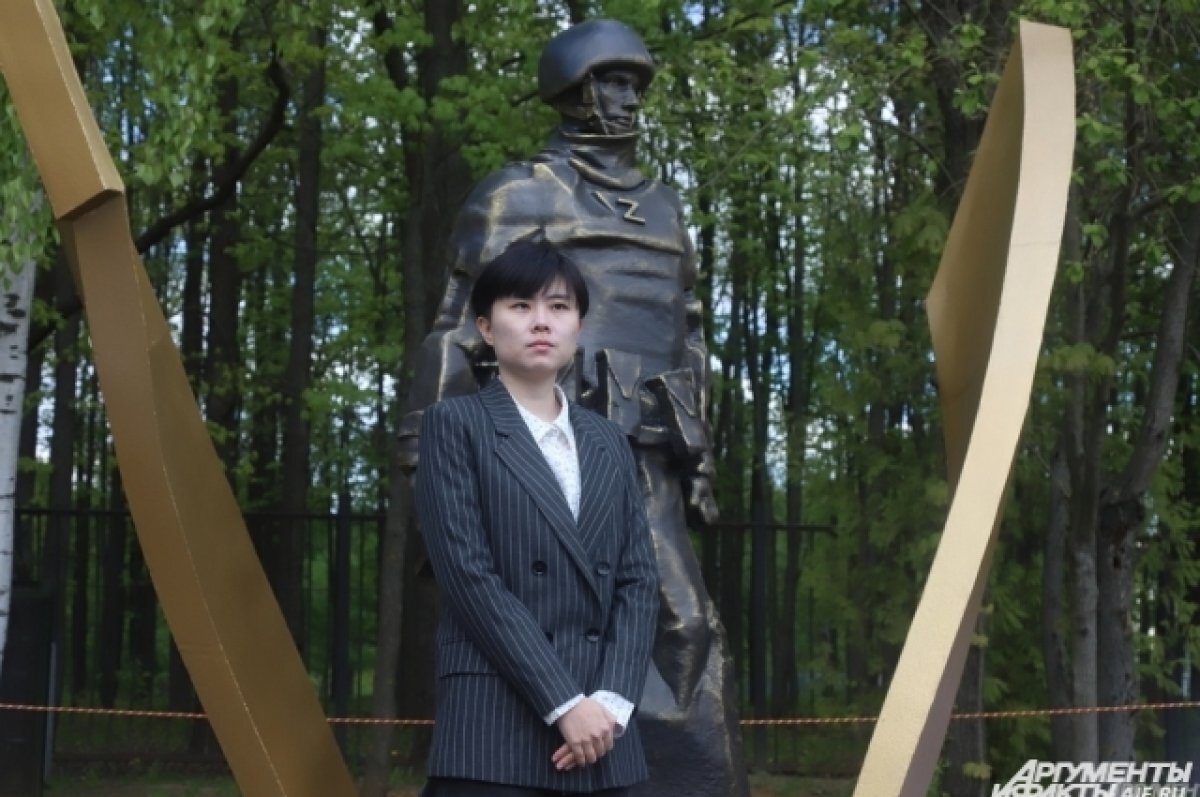    Ван Юйси и её скульптура.