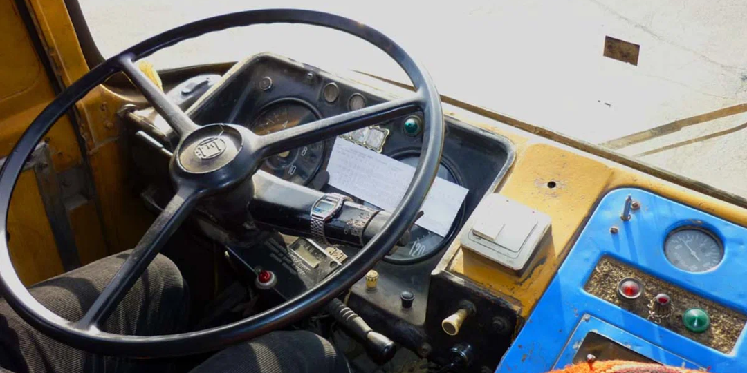 Для чего на ЛИАЗах в СССР под руль ставили "домашние" выключатели света