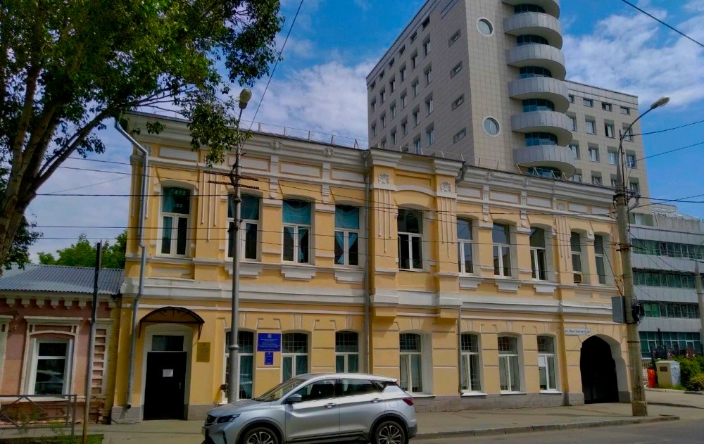 Стиль здания определяют как эклектику  чертами неоклассицизма