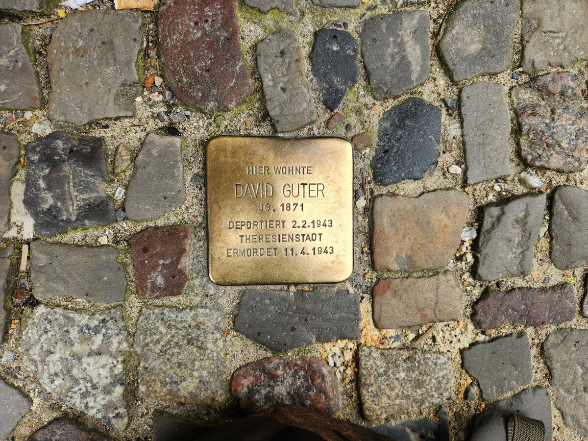 По всему городу в тротуары встроены так называемые "Камни преткновения" (Stolpersteine) с именами жертв нацизма. Такие же я видела в Вене. Это масштабный мемориальный проект художника Гюнтера Демнига, охвативший свыше 20 стран