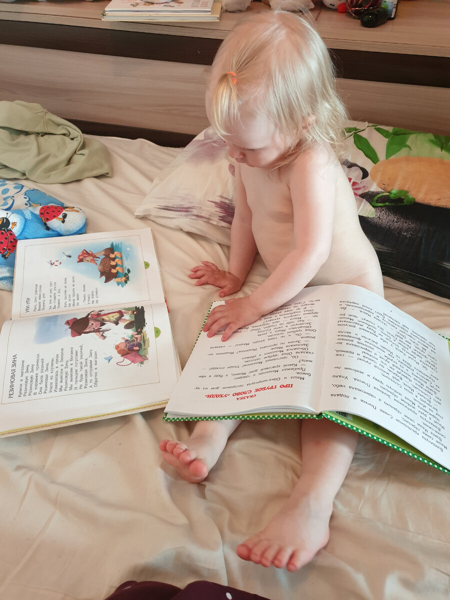 Вот так у нас проходил тихий час - с книгами, пазлами, но всегда без самого главного - сна.