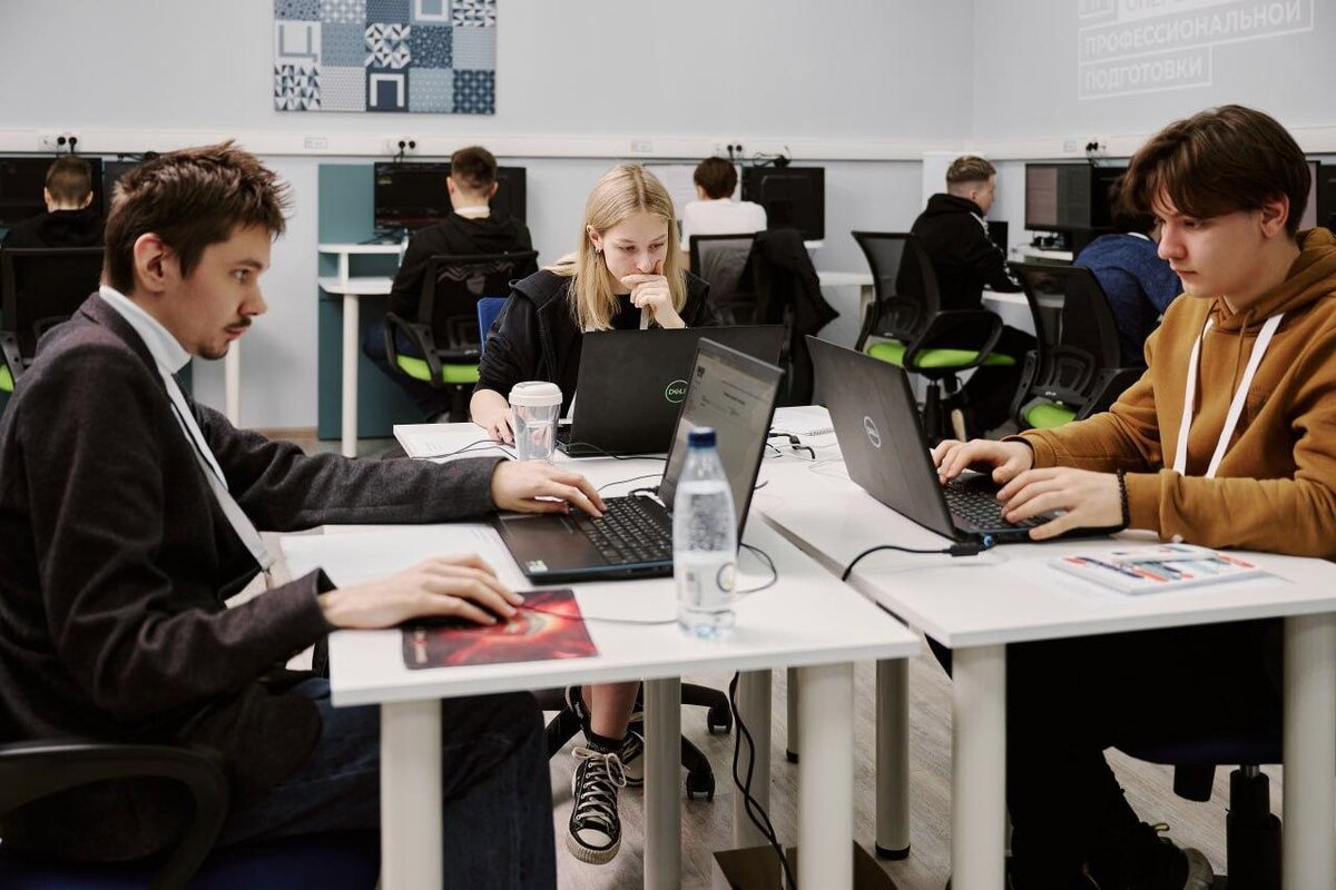 Итоги 5 сезона «Урока цифры» в Рязанской области в цифрах 60 000 школьников приняли участие в «Уроке цифры»
9 500 школьников приняли участие в финальном уроке
25 открытых уроков проведено в школах в очном формате
6 тематических цифровых уроков от партнёров проекта