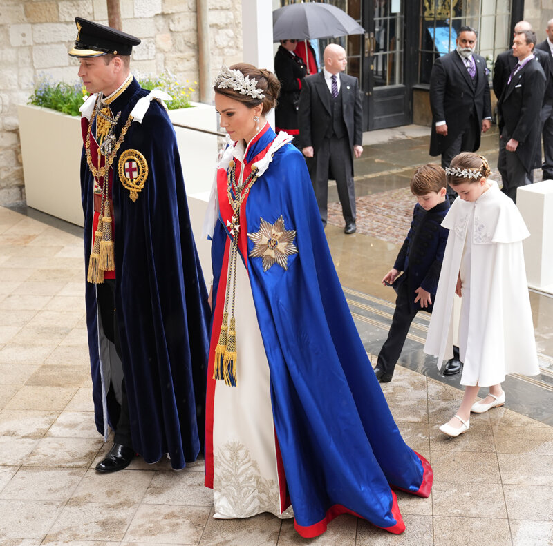    Кейт Миддлтон на коронации с мужем и детьми в сшитом на заказ наряде от Alexander McQueenLegion media