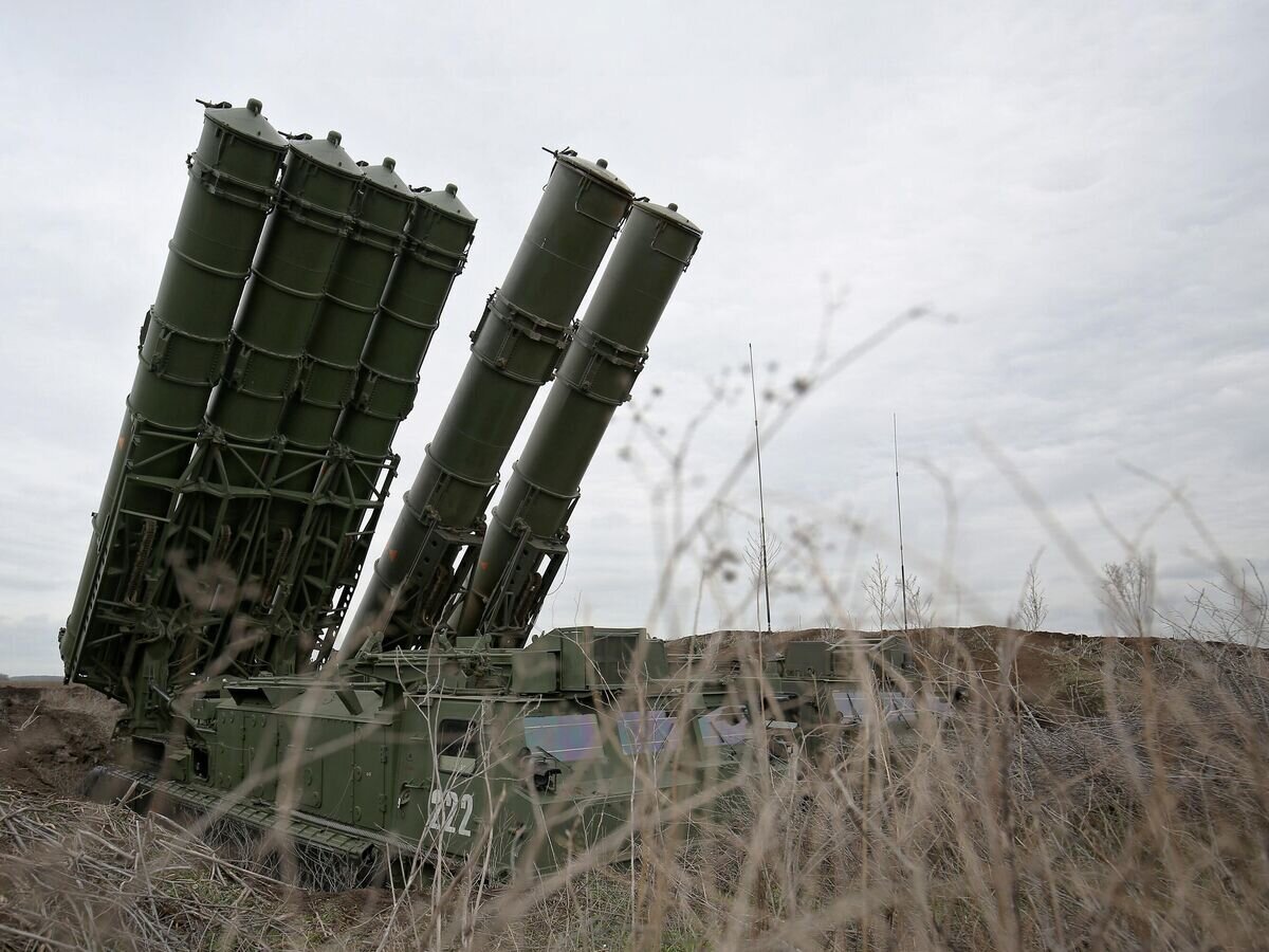    Пусковая и пуско-заряжающая установка в составе зенитно-ракетной системы (ЗРС) С-300В4© РИА Новости / Виталий Тимкив