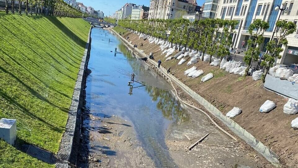     В Казани на склонах протоки Булак начали работы по берегоукреплению. На это обратили внимание пользователи социальных сетей.