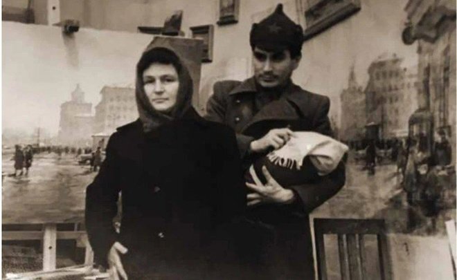 Фото: встреча из роддома. В мастерской на ул. Тукая, 114. 29 декабря 1943 года 