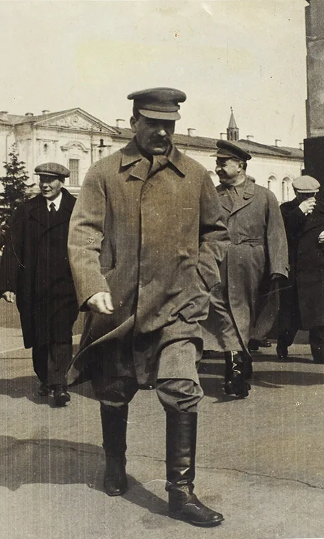 Кругом одни сапоги