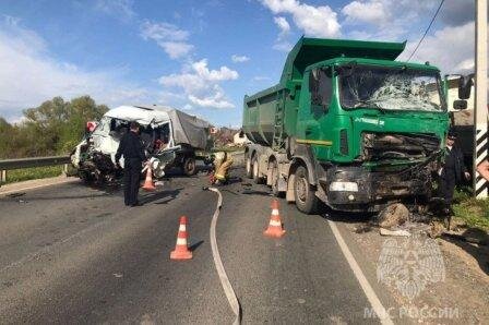 Столкновение грузовиков на дороге.....