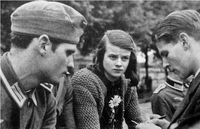      Слева направо: Ганс Шолль, Софи Шолль, Кристоф Пробст