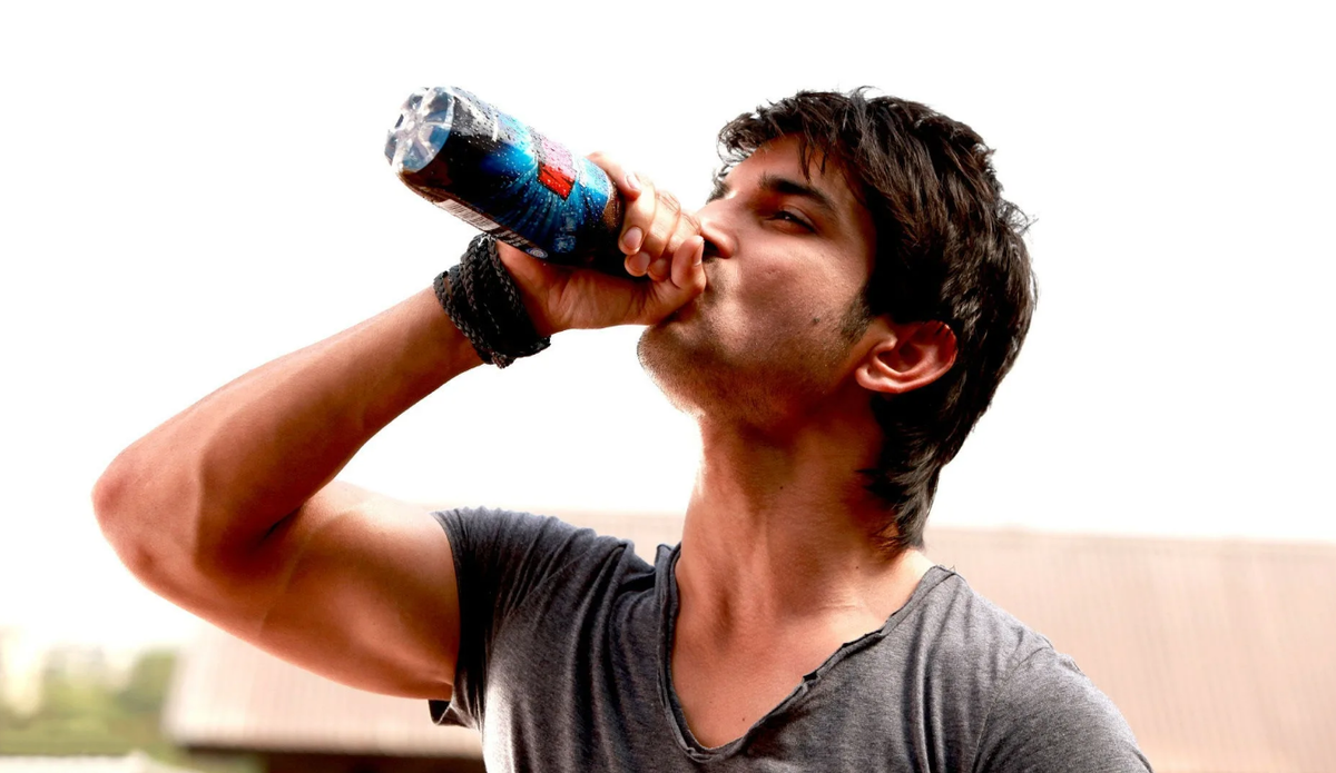 Sushant Singh Rajput. Парень пьет колу. Парень с газировкой. Парень пьет пепси.