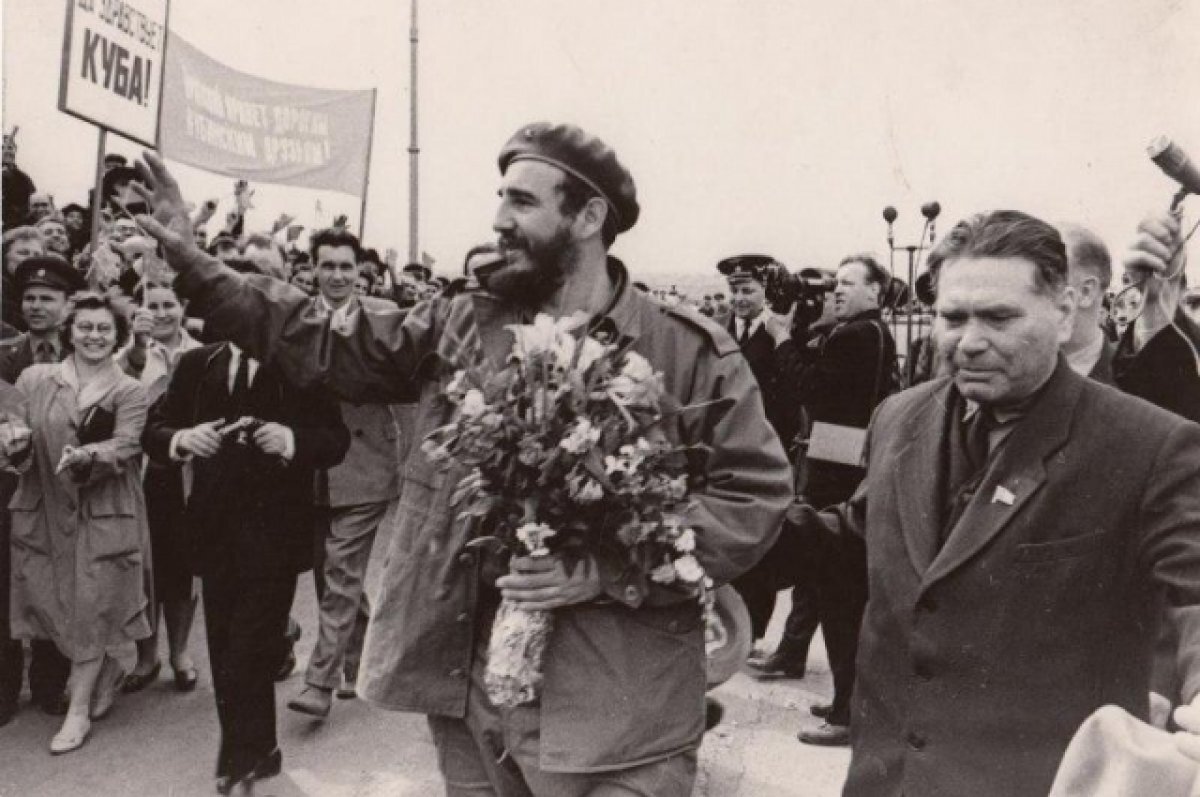    В аэропорту Ф. Кастро встречали сотни красноярцев с транспортами в поддержку народа Кубы и его лидера.