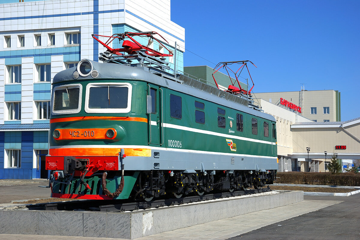 Электровоз ЧС2-010. Памятник, установленный с западной стороны от железнодорожного вокзала